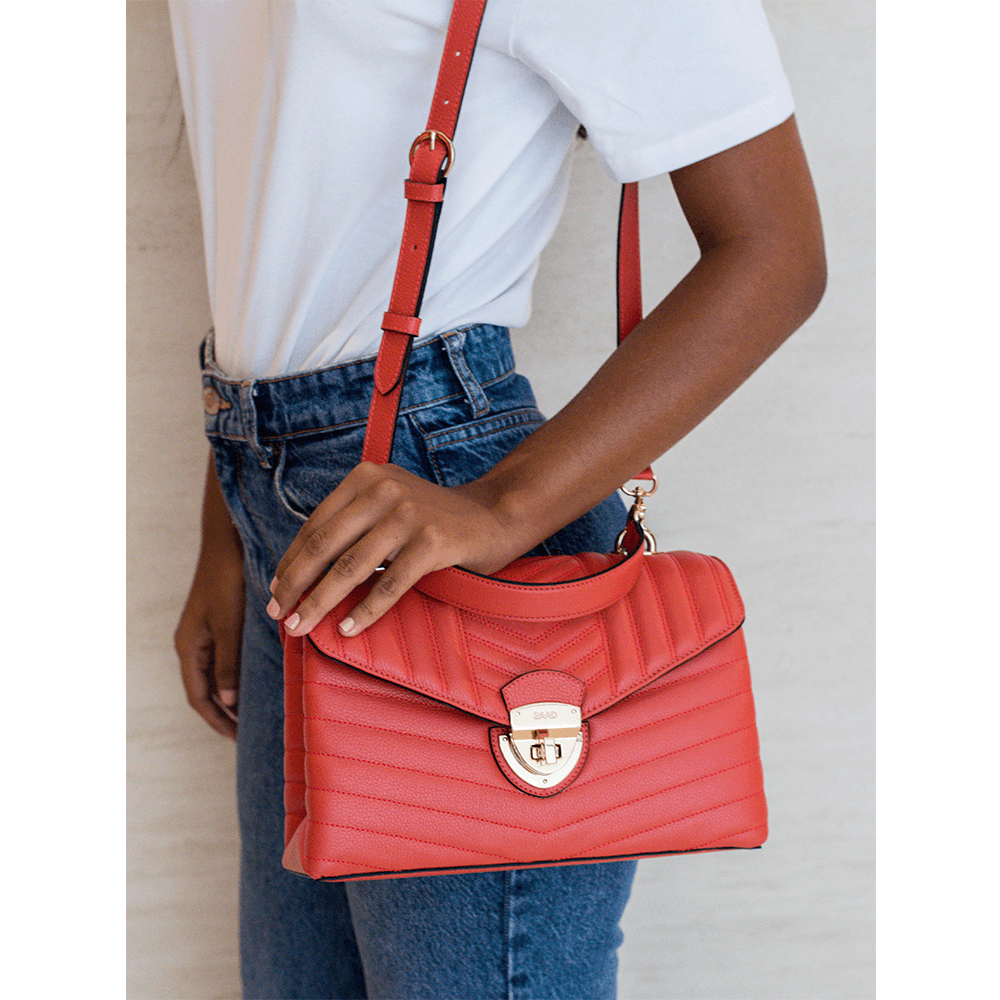 Bolsa bordada em couro