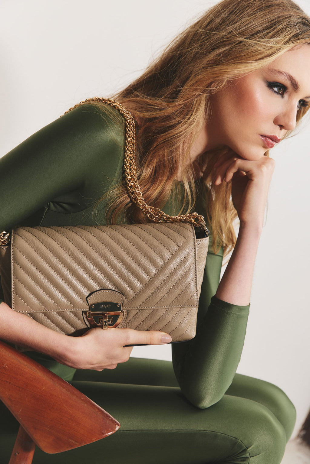 Bolsa Bordada em Couro
